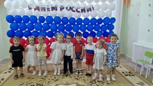 В этот день вокруг красиво: всюду флаги и цветы.
День России! День России!
Нарядились я и ты.
Почему