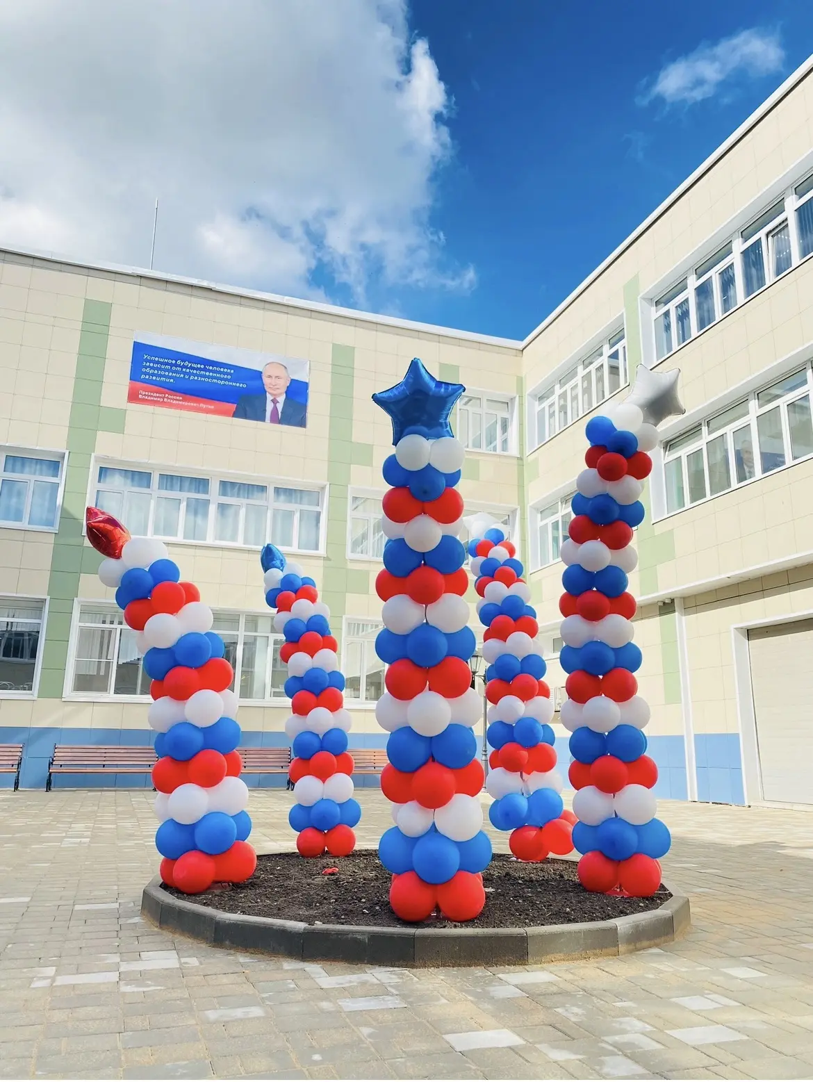 Уважаемые коллеги, дорогие друзья! Поздравляю вас с Днем России!

Этот праздник наполнен особой горд