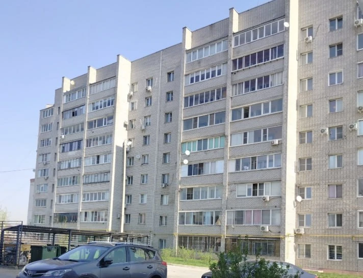 Женщина выпала из многоэтажки на Соколе