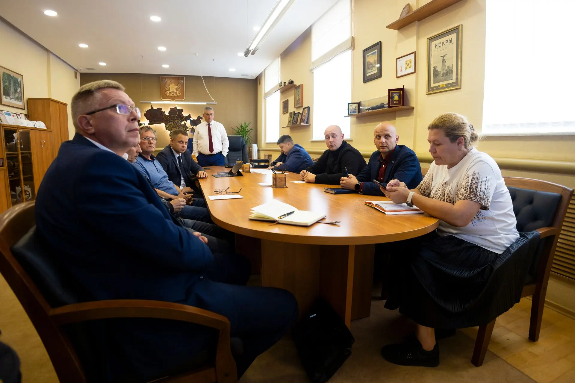 Вместе с профильными чиновниками правительства области и мэрии сверили часы на объекте ...