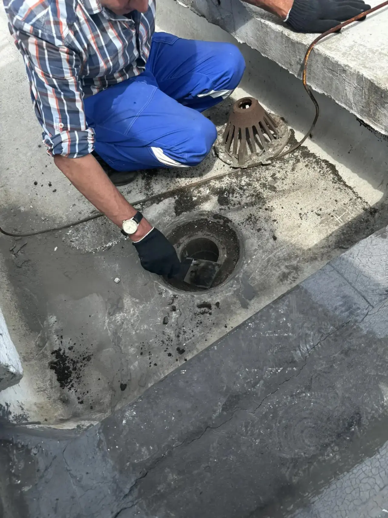🧑🏻‍🏭🏗️Подсобные рабочие управляющей компании «Парк-Сервис» продолжают работы по герметизации кро
