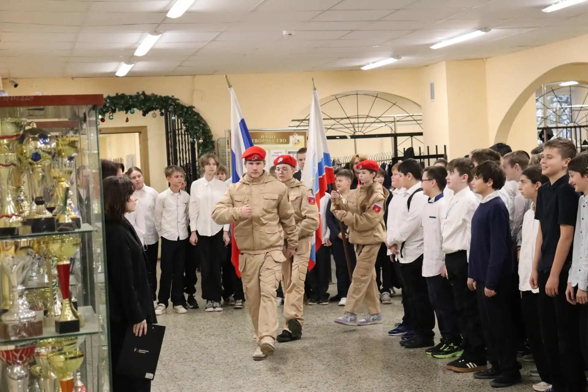 4 мая в школе прошла торжественная линейка, посвященная празднованию Дня Победы. Линейка сопровождал