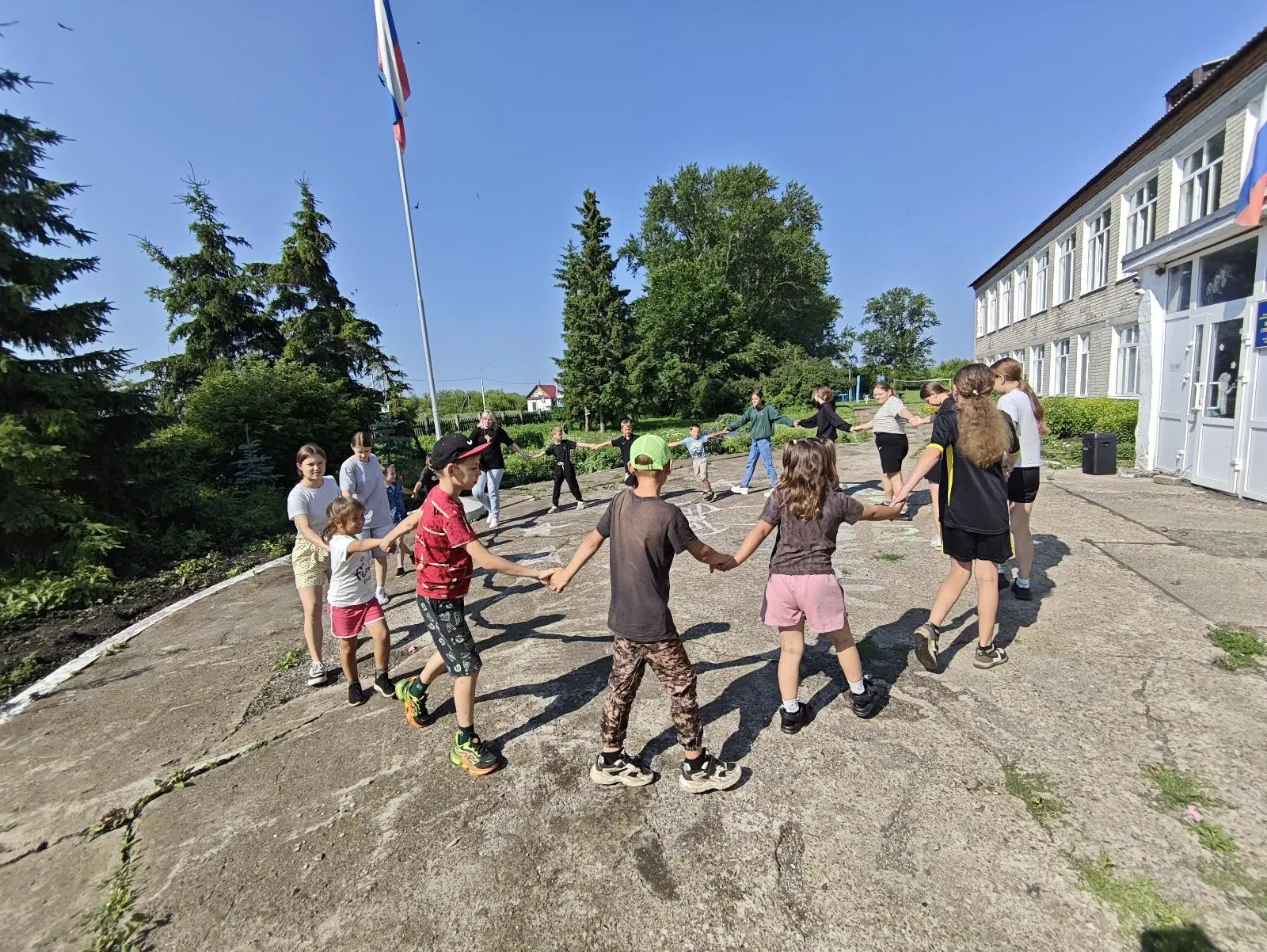 🌞Сегодняшний день в пришкольном лагере был посвящён теме «Россия — Родина моя». 
☀После завтрака ре