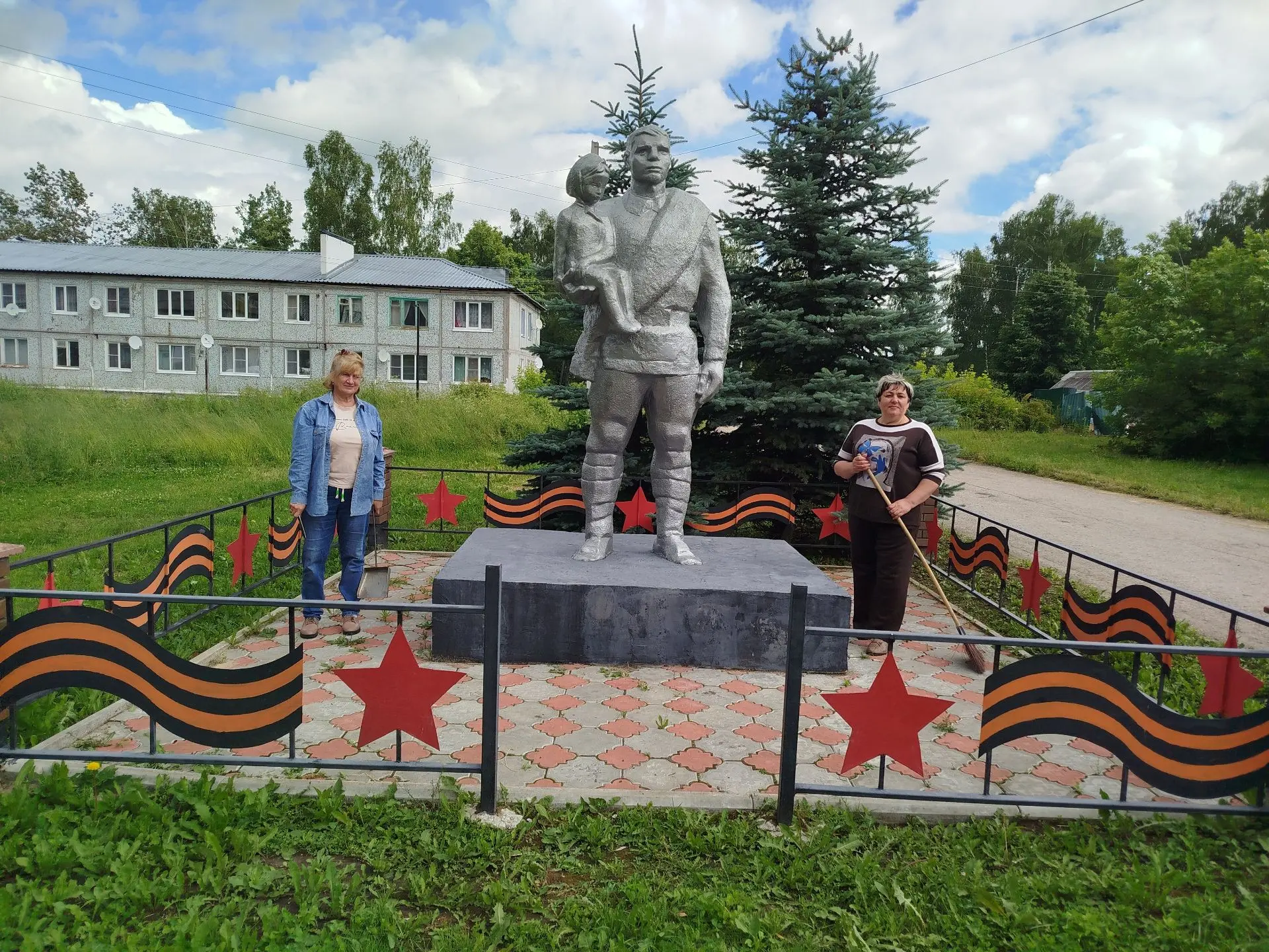 "Вахта памяти" в поселке Центральный: сотрудники Манаенского центра культуры навели порядок у памятн