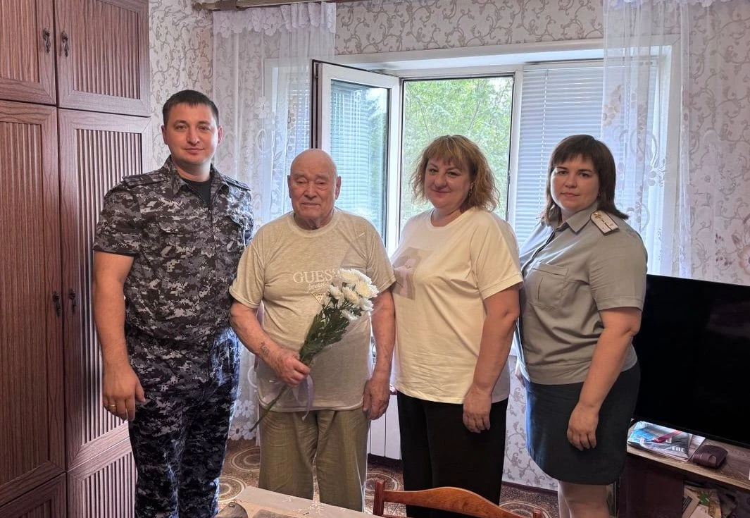 #ЛюдиСлужбы

☑️Сотрудники СИЗО-2 поздравили ветерана Великой Отечественной войны с 99-летием

⚡️Сотр