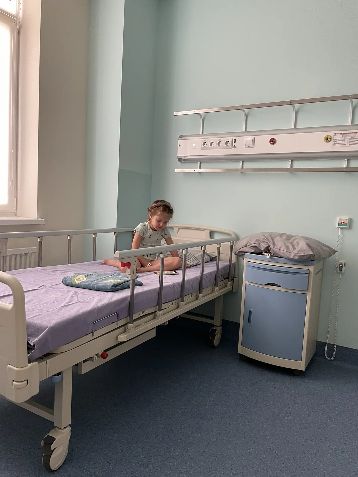 Маруся с сотрясением. Вышли из театра, собрались идти в кафе. Детки побежали вперед и, ...