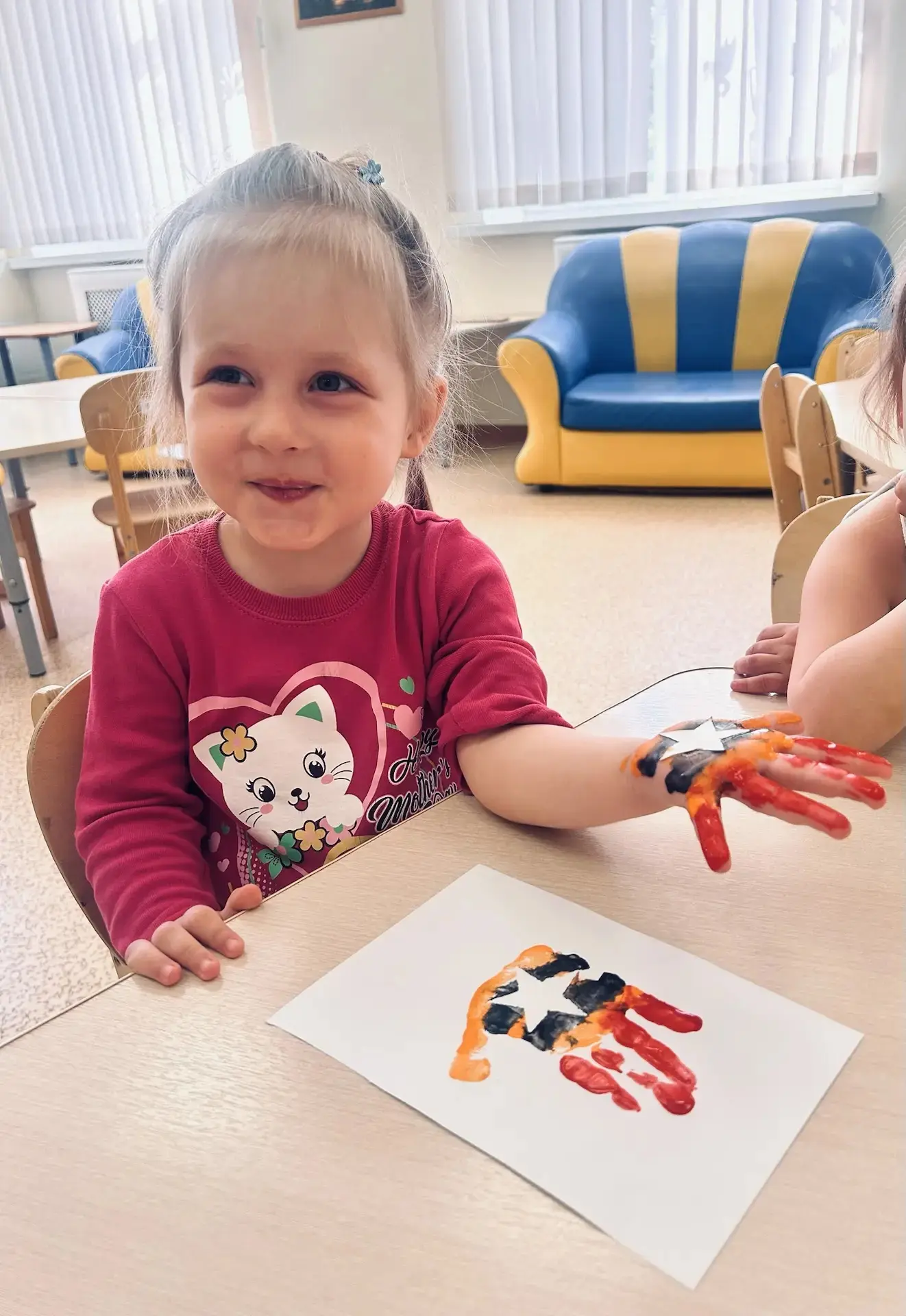 В маленьких ладошках — большая память ❤️ Ко Дню Победы ребята младшей группы №2 МОУ СОШ №12 ДО 5 под