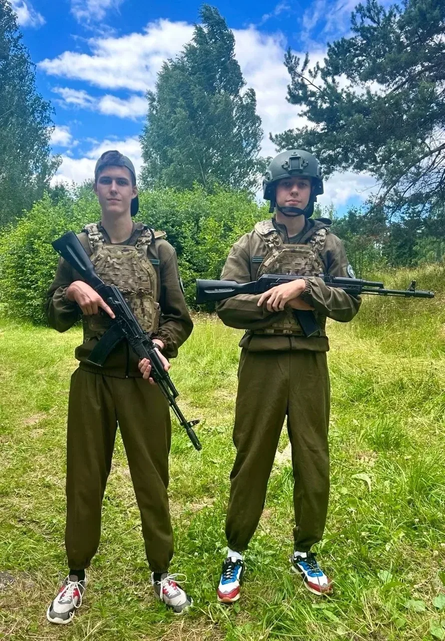 Денис и Ярослав Смирновы 11Б приняли участие в военно-патриотической смене «Время юных ...