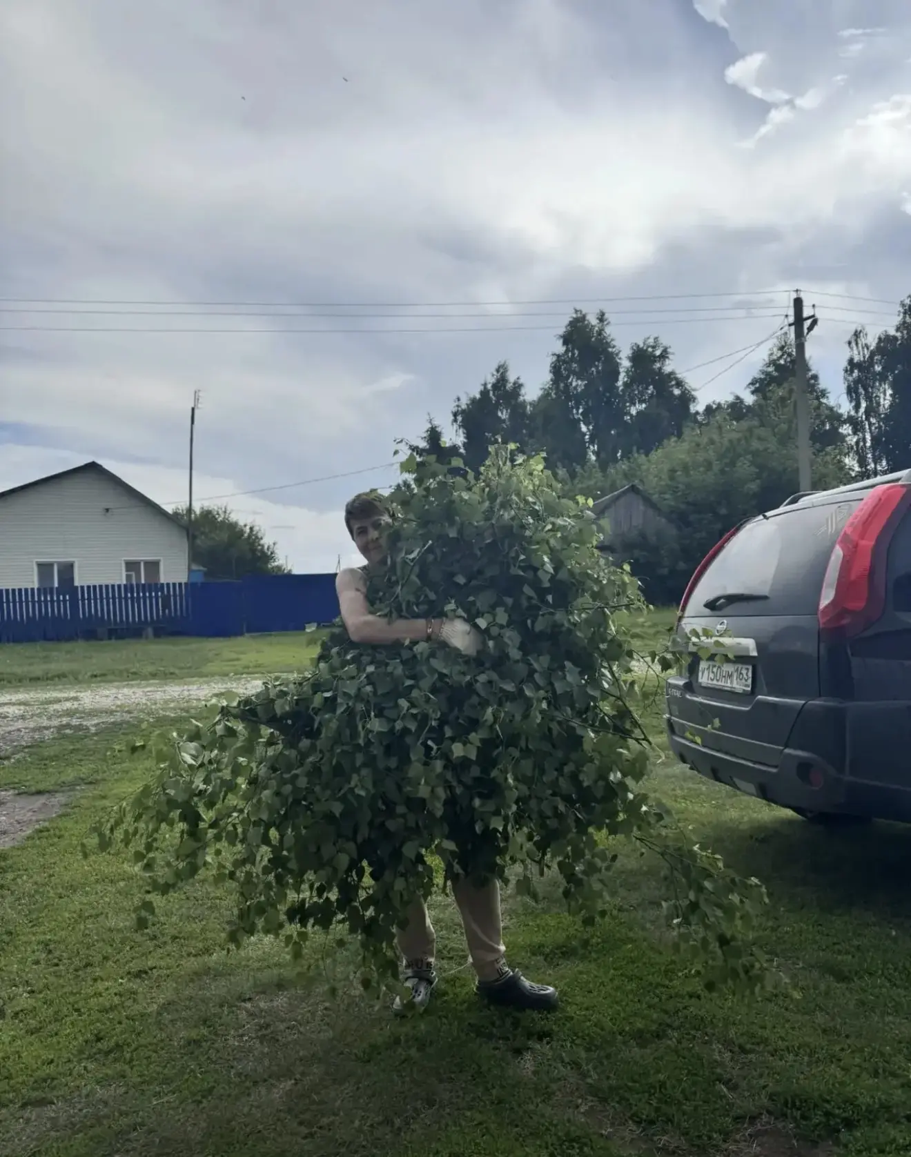 Наташа сейчас в деревне и времени зря не теряет: вяжет веники для наших бойцов. 😅

Чтобы ребята, ве