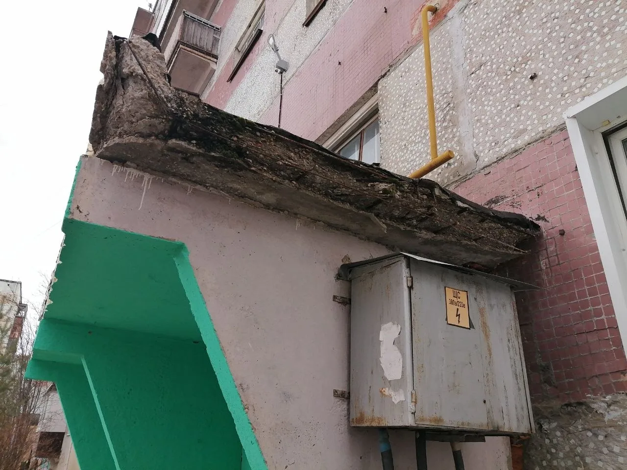 РЕМОНТНЫЕ РАБОТЫ🛠 
 
🏠 Интернациональная 19
Выполнили ремонт козырька входной группы 2го подъезда 