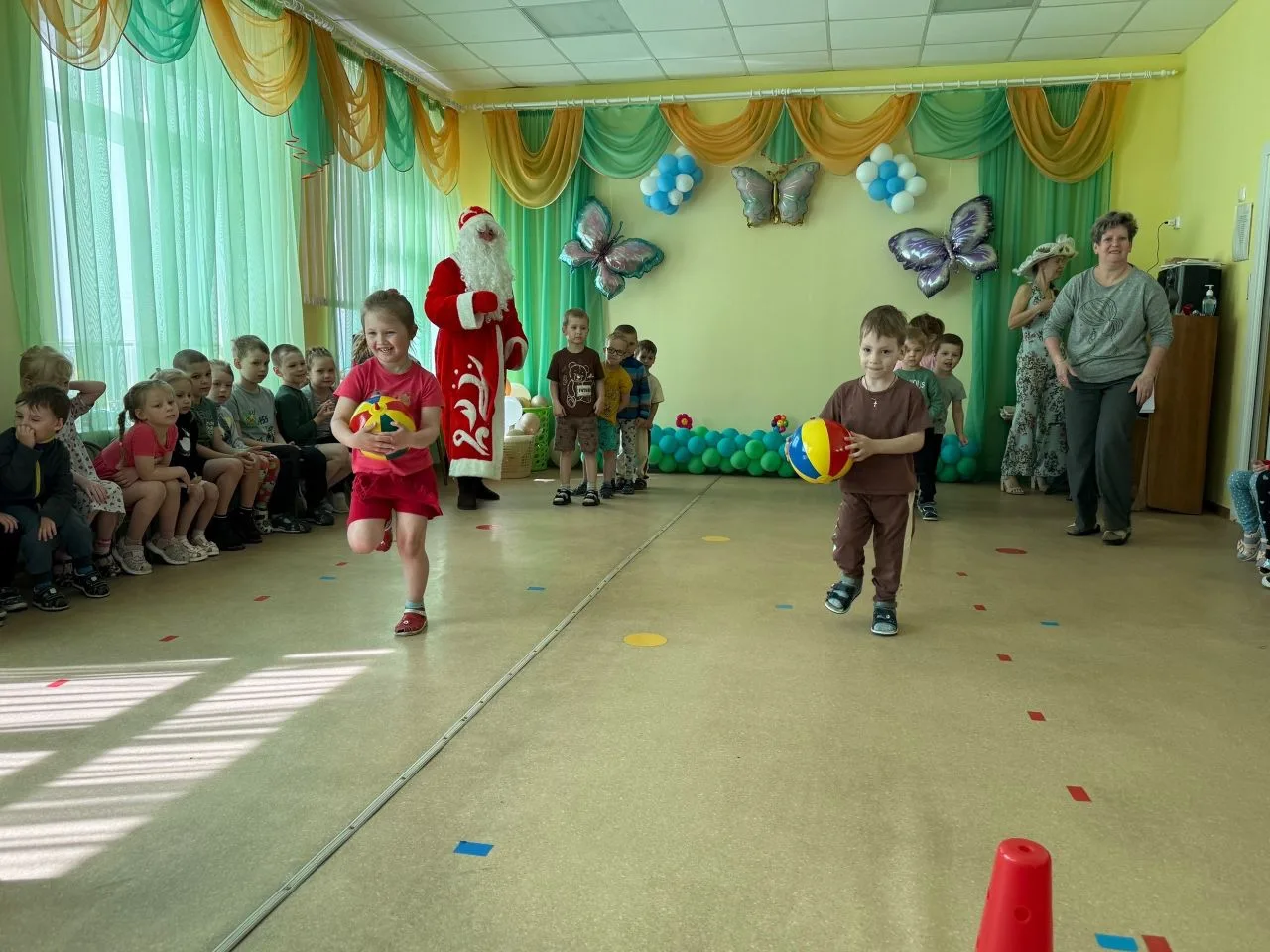 Лето встречали, с Дедом Морозом играли…