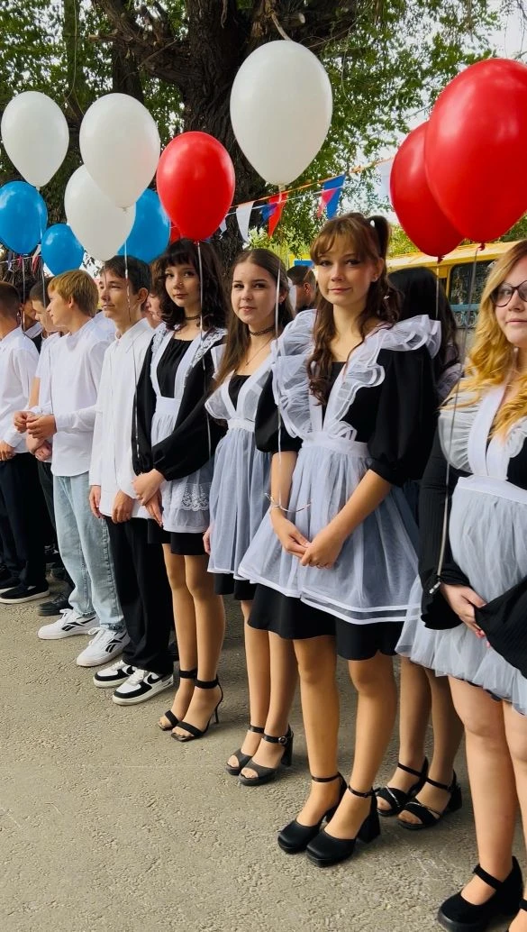 Сегодня в нашей школе состоялась торжественная линейка, посвящённая Дню знаний. Этот пр...