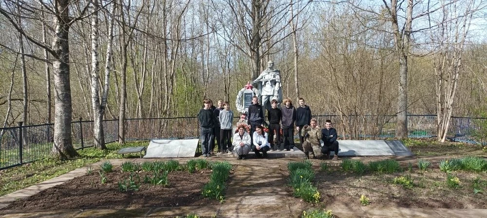 Уборка памятника в д.Остров.