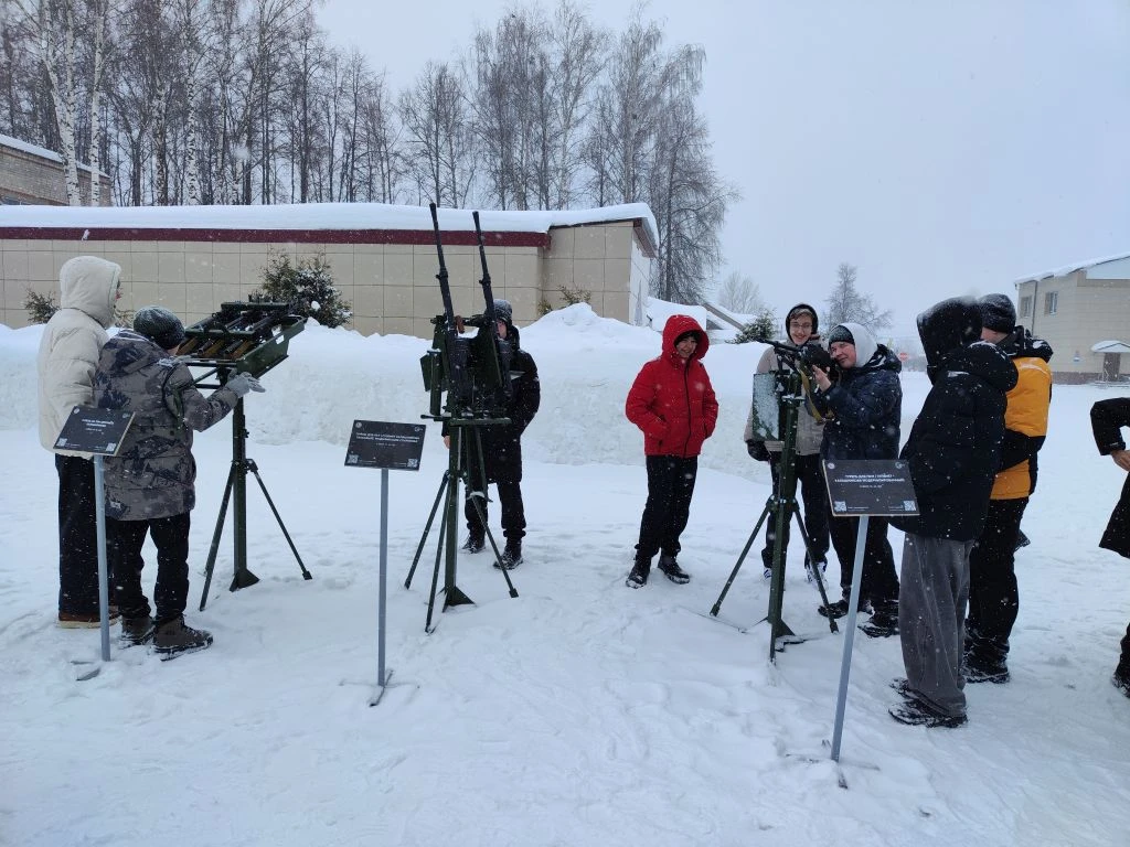 20 февраля, в преддверии Дня защитника Отечества, обучающиеся 9Б и 9Г классов в сопровождении классн