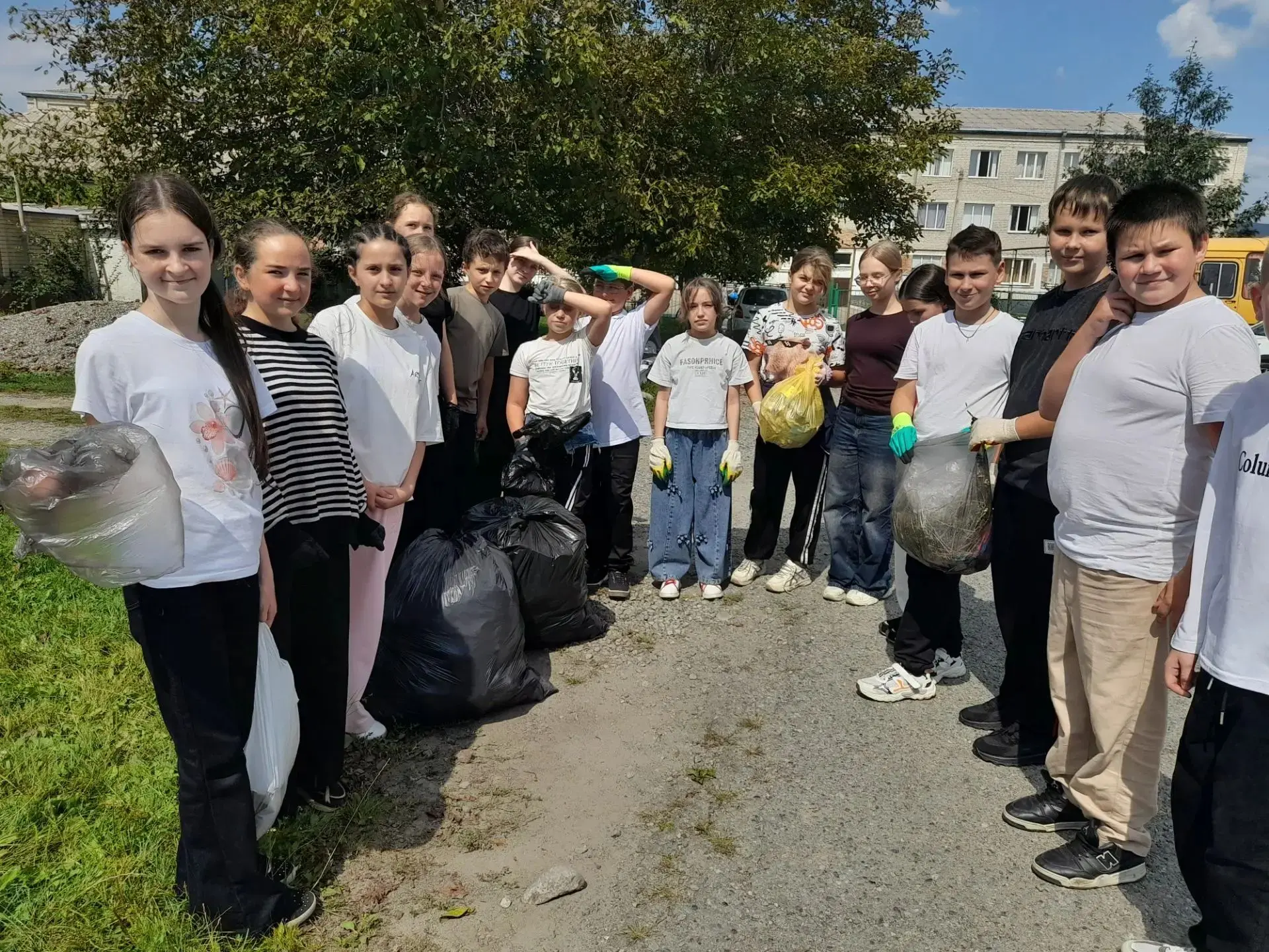 Волонтёры 5 б класса приняли участие в субботнике, ребята убрали пришкольную территорию...