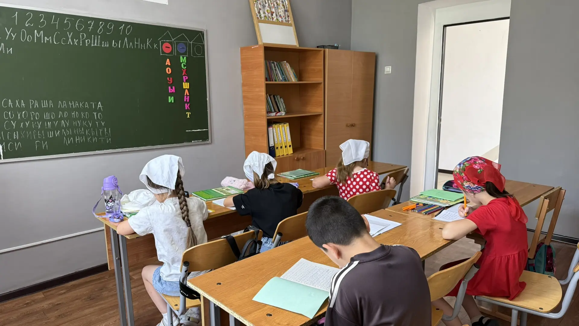 Сегодня в Центре детского творчества прошло занятие кружка «Развивай-ка». Дети активно занимались ра