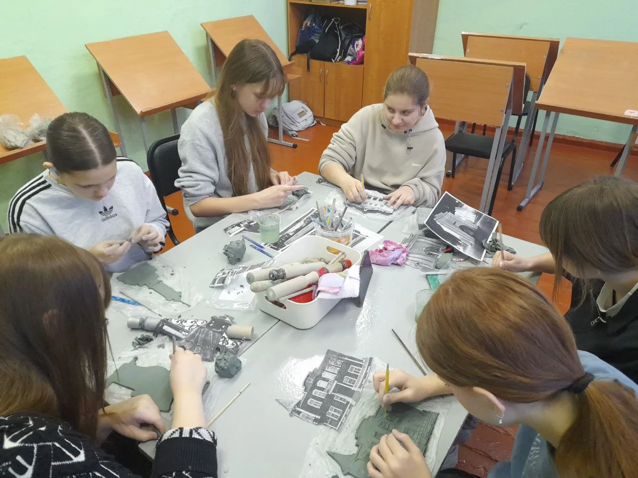 Урок лепки в шестом классе.