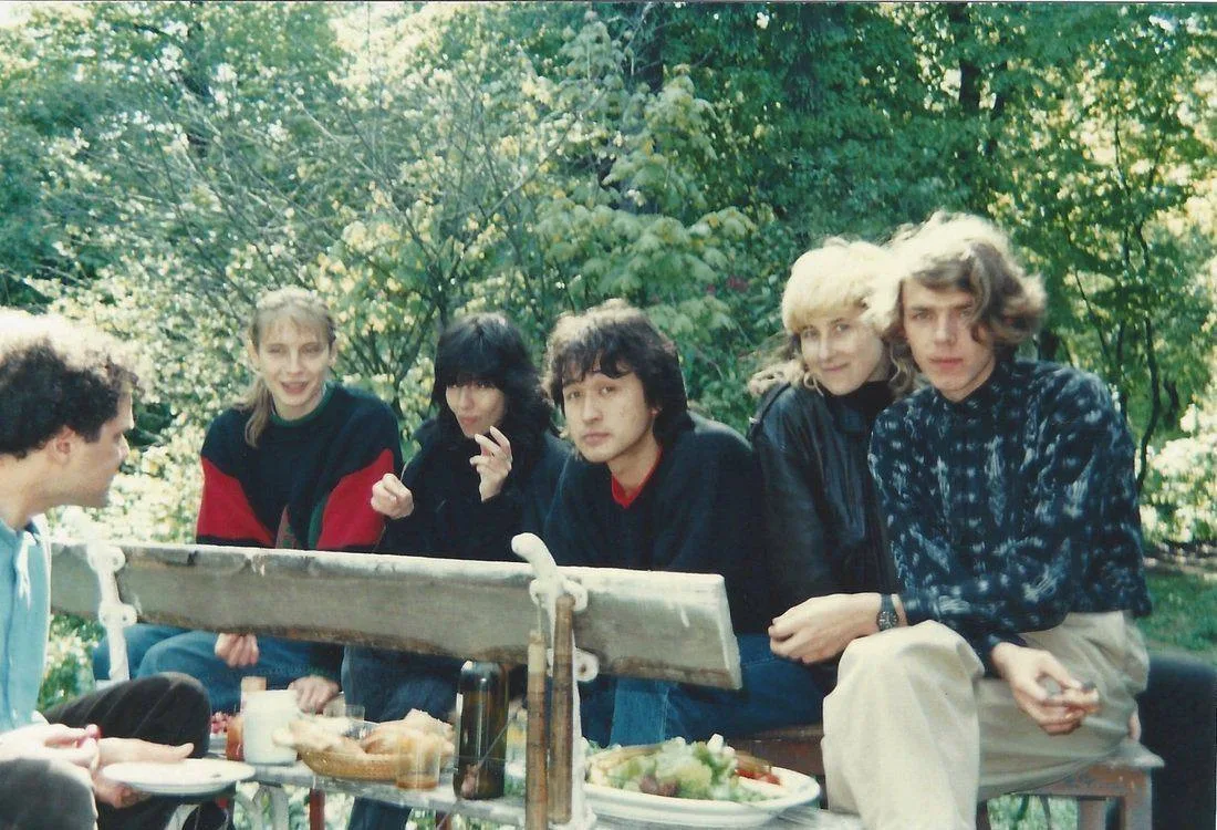 🎸 Легенды советского рока: Виктор Цой и Наташа Разлогова с друзьями на даче Александра...