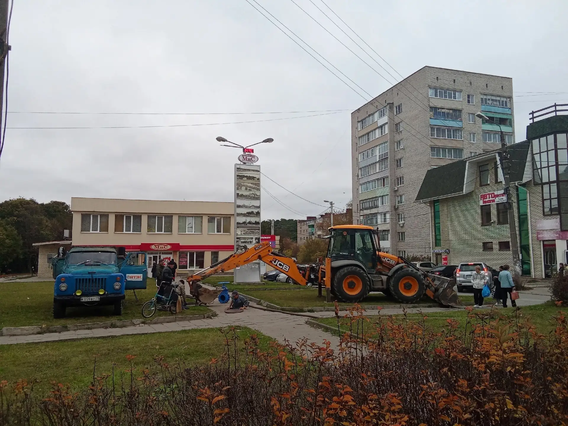 Пока люди в Бору ждут долгожданное тепло, Атэк роет. Летом то зачем. А в сезон отоплени...