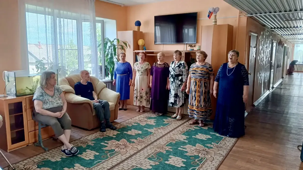 Поёт душа, поёт Россия,
Поют открытые сердца.
В каждом звуке — свет и сила,
В каждой песне — доброта