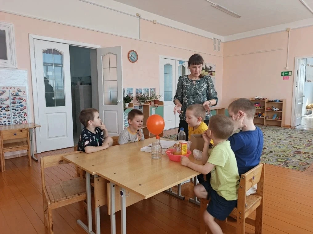Сегодня в детском саду провели занятие - экспериментирование. Дети проводили простые оп...