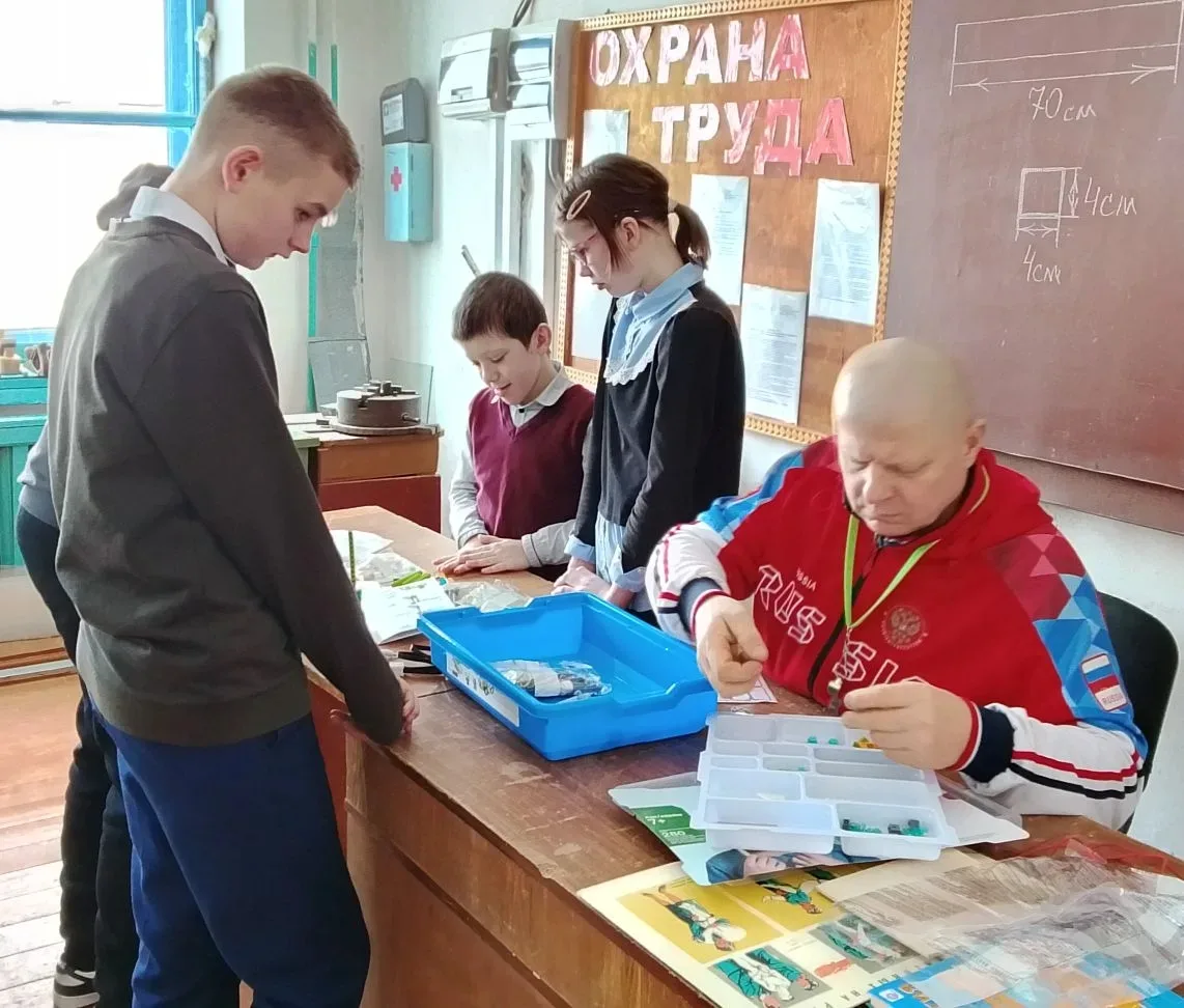 Сегодня в нашей школе прошел классный час посвященный «Дню слесаря». На нашей встрече р...