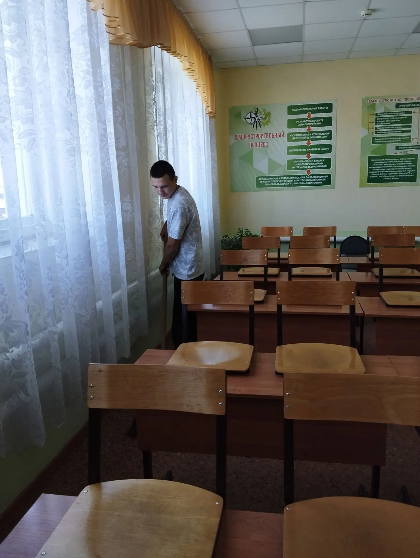Студенты группы 3-З начали третий трудовой семестр. Погодные условия не позволили заняться благоустр