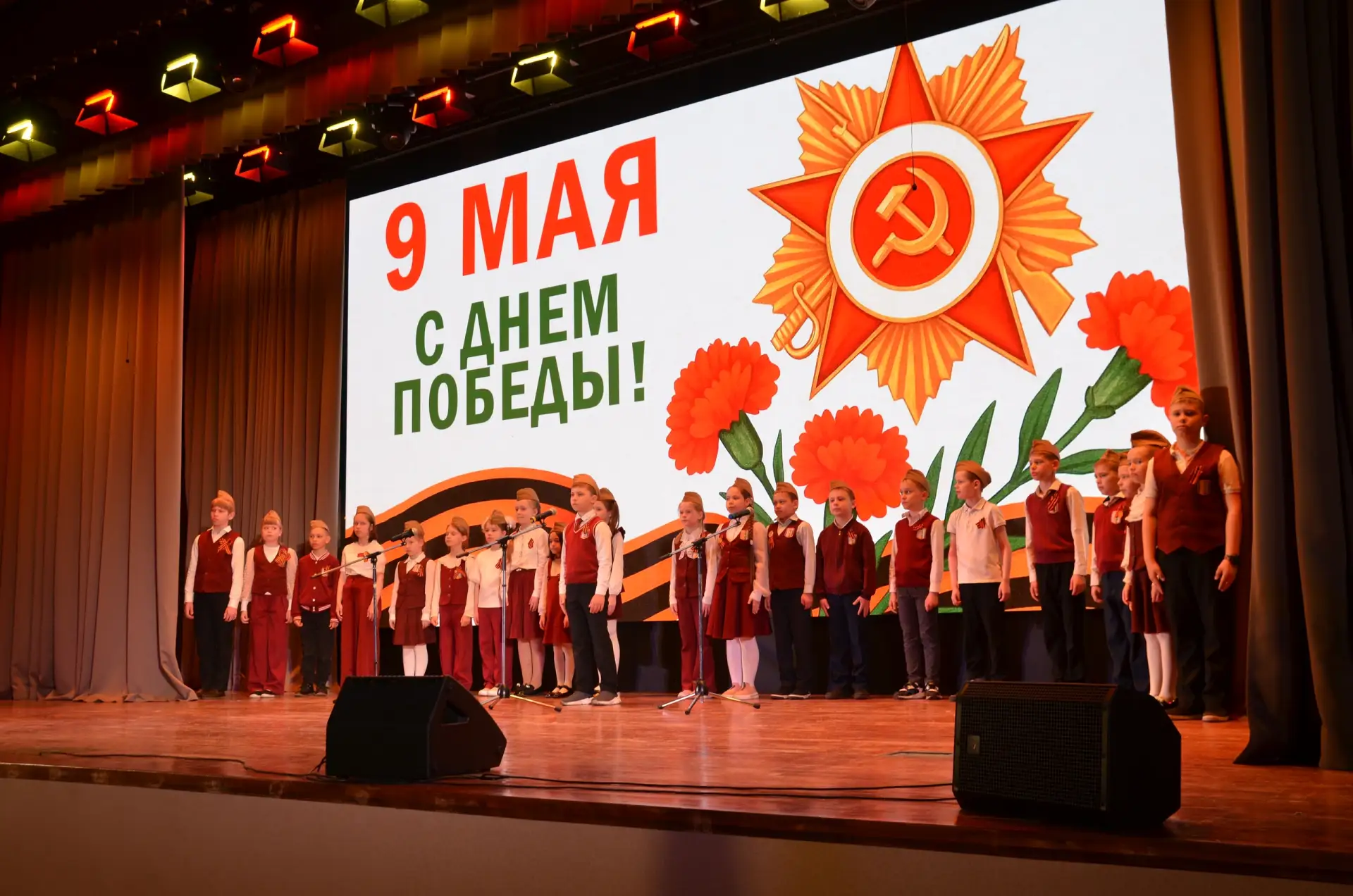Торжественные линейки ко Дню Победы! 🇷🇺 🌹    📅 Сегодня, 4 мая, в нашей школе прошли торжественные ли