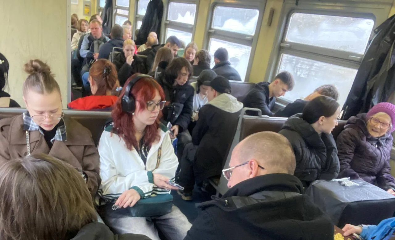 🚆 В электричке «Мурманск — Кандалакша» два вагона вышли из строя прямо в пути  По словам пассажиров,