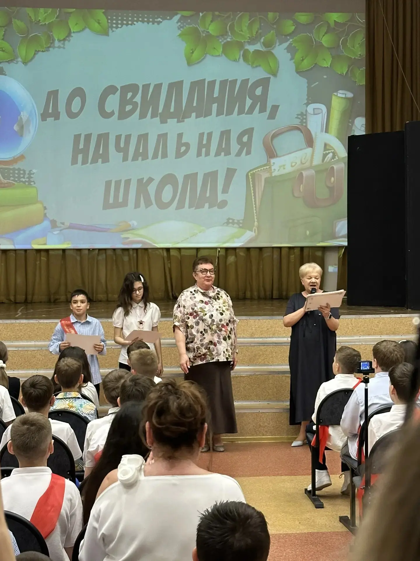 🎓 Торжественные линейки прошли для четвероклассников  🤩Для наших четвероклассников пятница стала осо