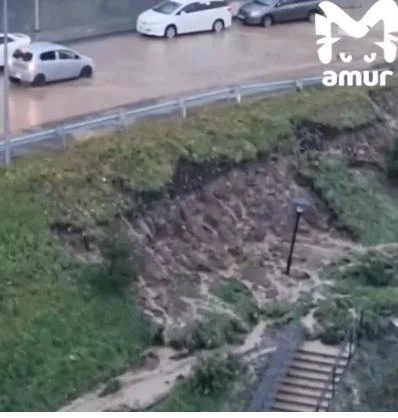 🌊 Во Владивостоке рухнул склон — дороги затоплены, проезд закрыт