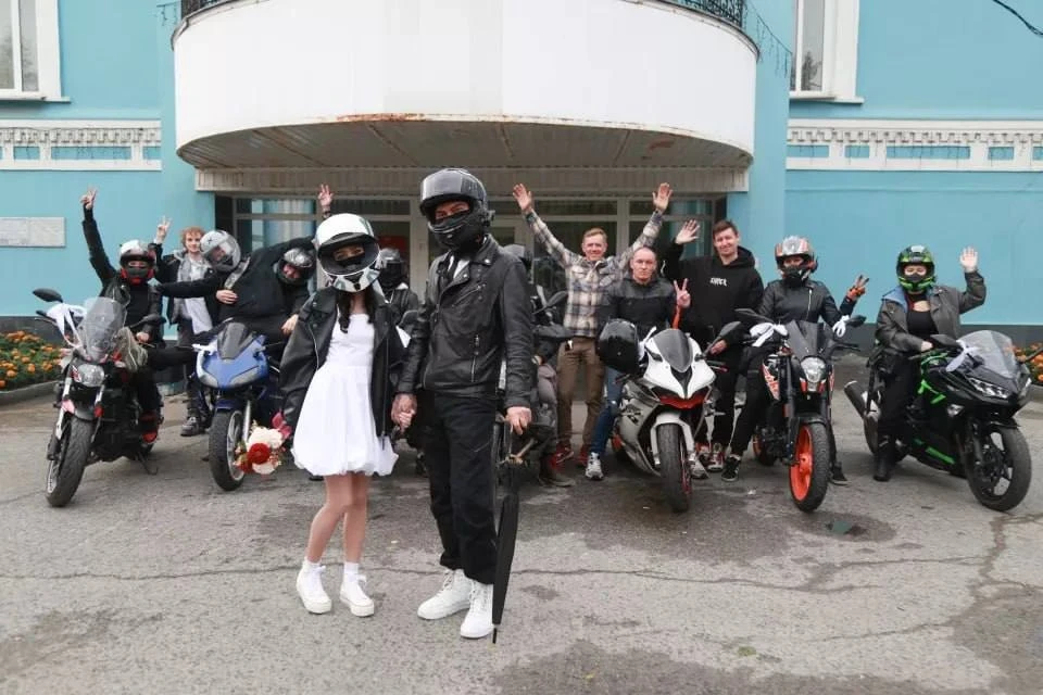 В Барнауле прошла необычная мотосвадьба. Жених и невеста прибыли на регистрацию на одно...