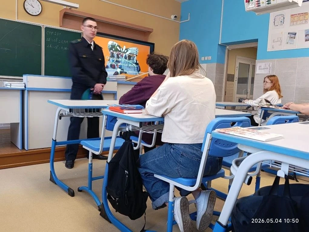 Сегодня в нашей школе прошли важные беседы с участием выпускника нашей школы-прапорщика правоохранит