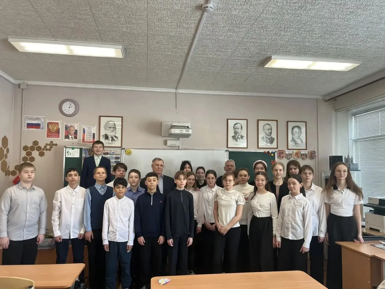 🤝Наша школа стала площадкой для важного диалога поколений. К нам пришли представители комиссии по ра