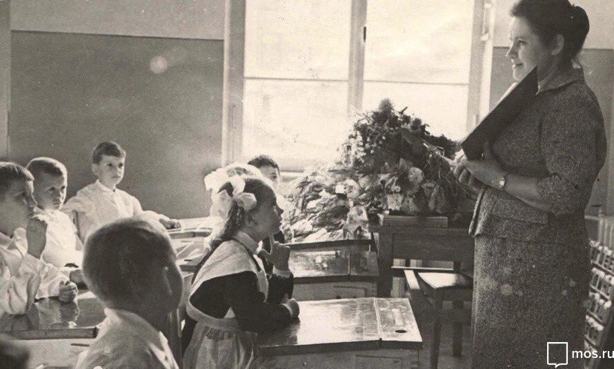 На фото первоклассники на уроке в средней школе № 7 города Москвы. CCCР 1963 г. 😫