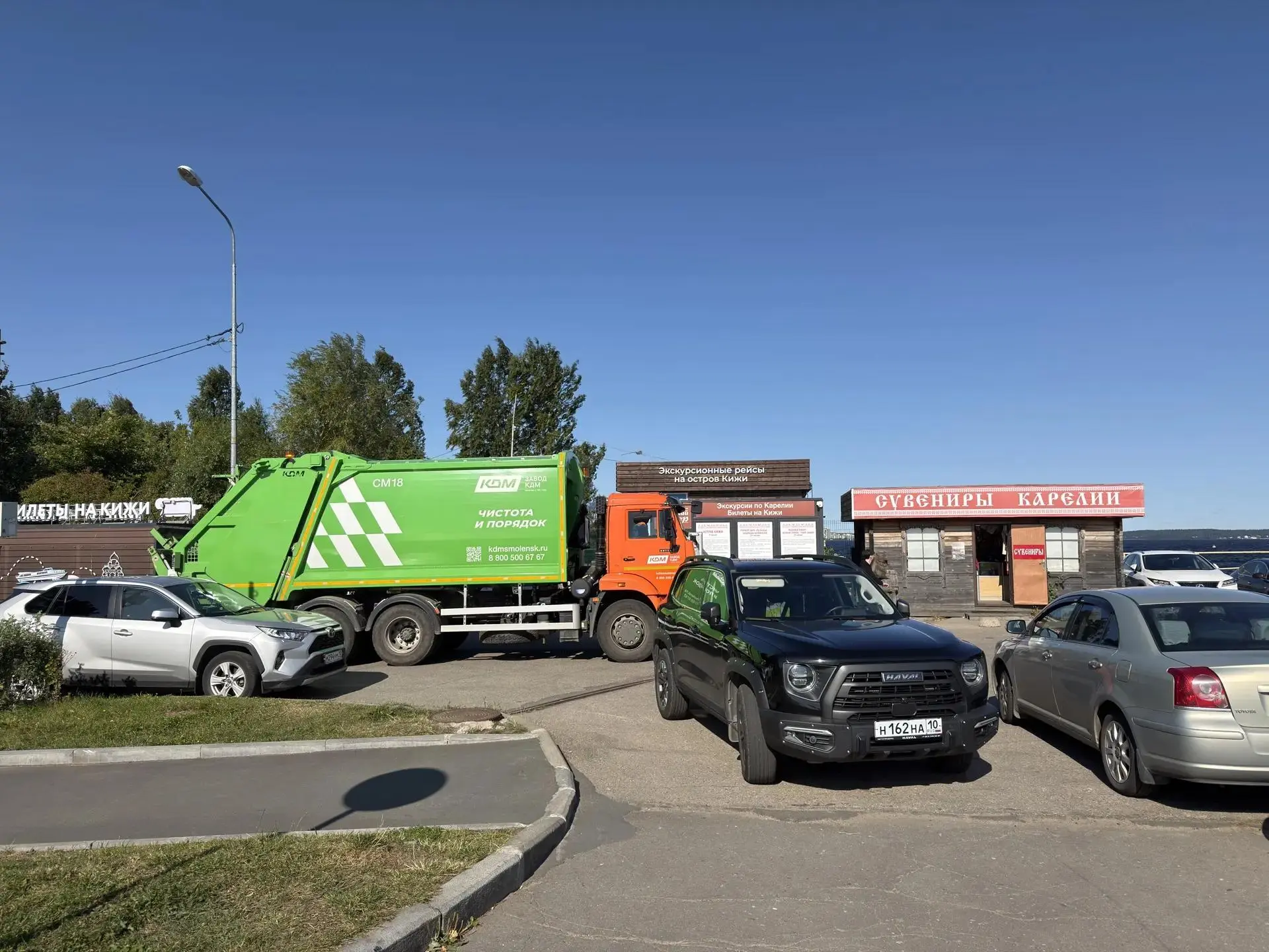 🌲 Посмотрите, как наши мусоровозы трудятся в Карелии!
