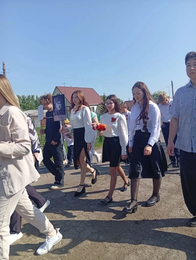 Сегодня, в великий День Победы, ученики Новороссийской школы склоняют головы перед муже...