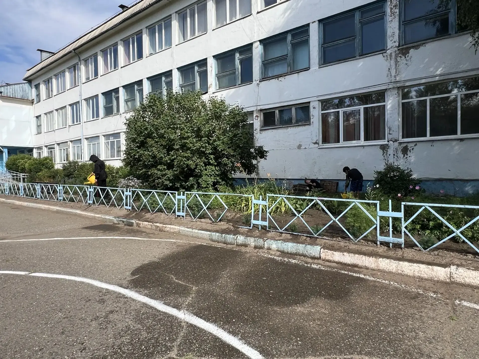 Утро в трудовом отряде началось с боевого настроя. Сегодня в плане: «купание» цветов, тотальная войн