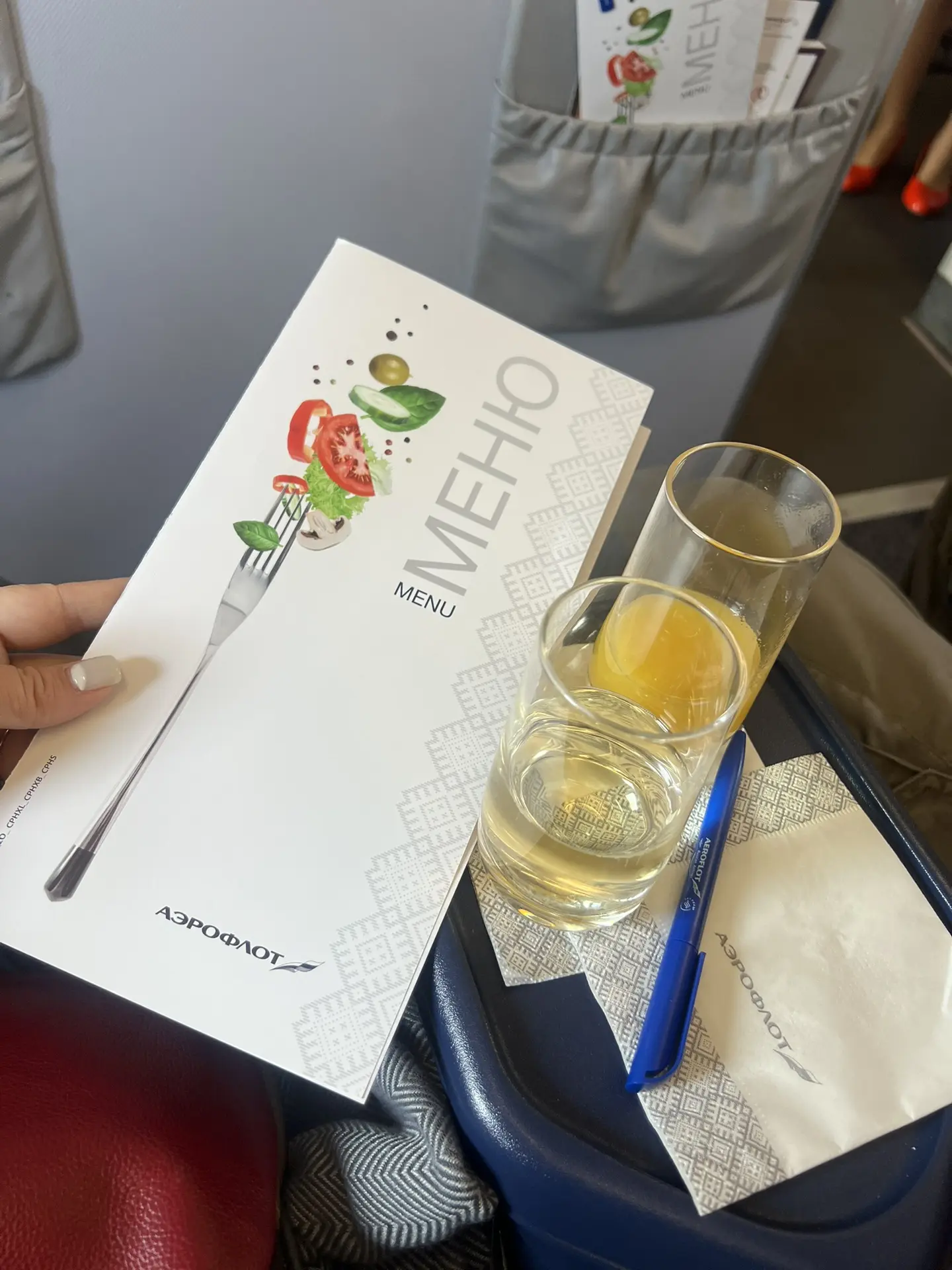 Всё хорошо!! Нас посадили в бизнес класс следующим рейсом 🤩🥰