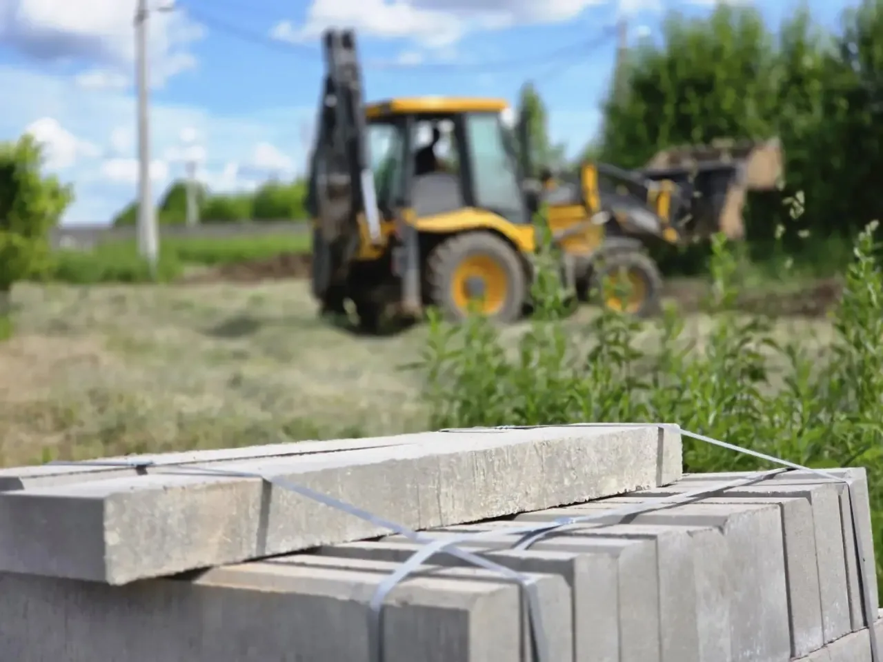 В деревне Акишево началась подготовка участка под новую детскую игровую площадку площад...