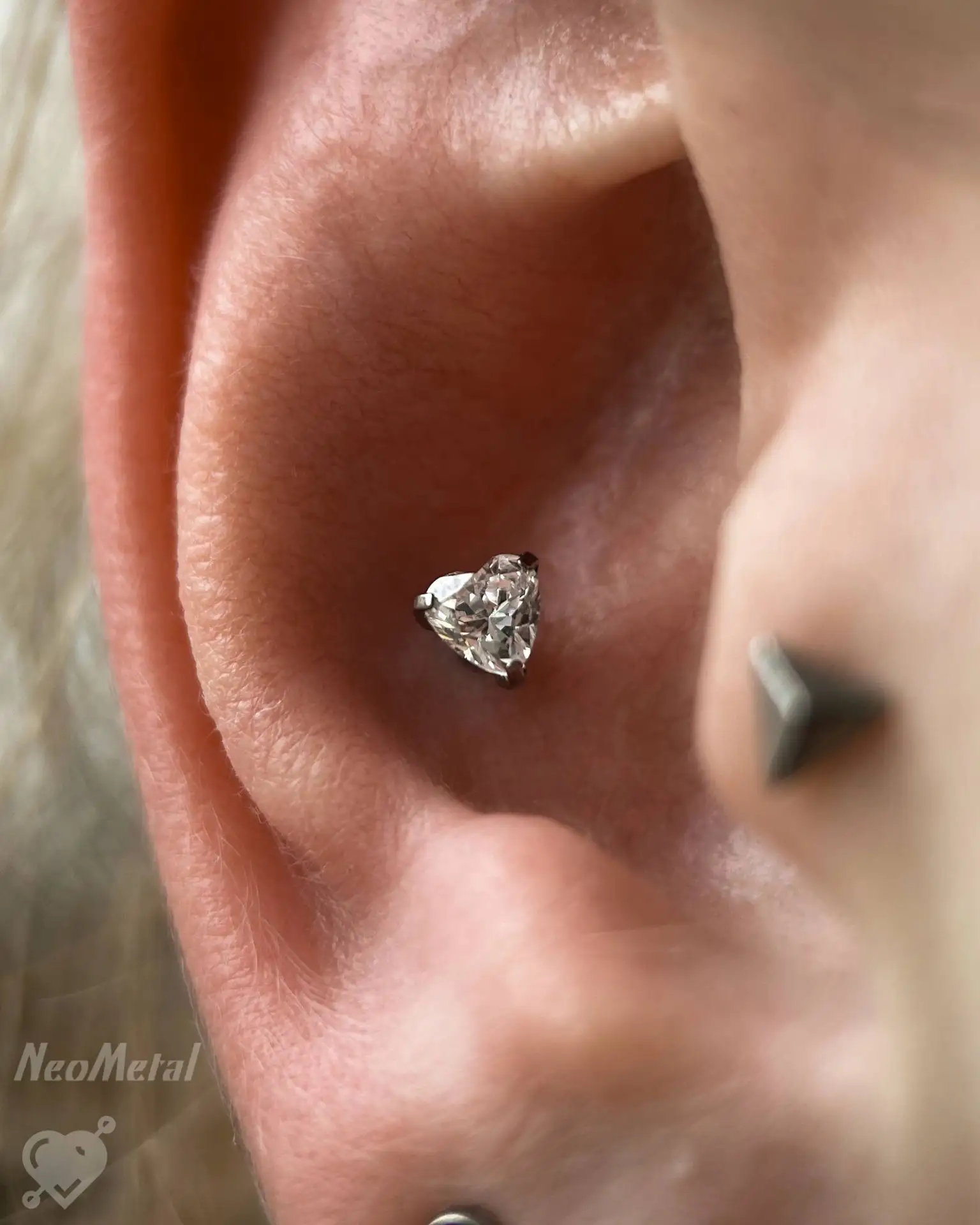 Свежий конч от мастера Кирилла с Heart Shaped Gem от Neometal🤍