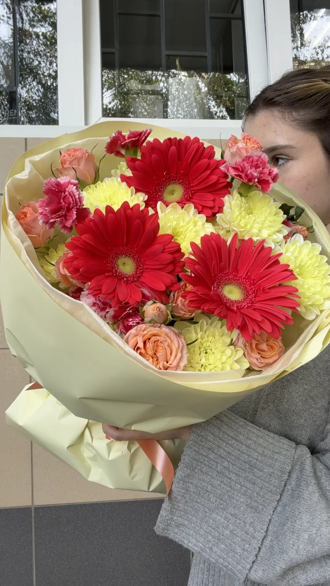 Яркий акцент в теплых тонах. 🌺Красный, желтый и персиковый — беспроигрышное сочетание ...