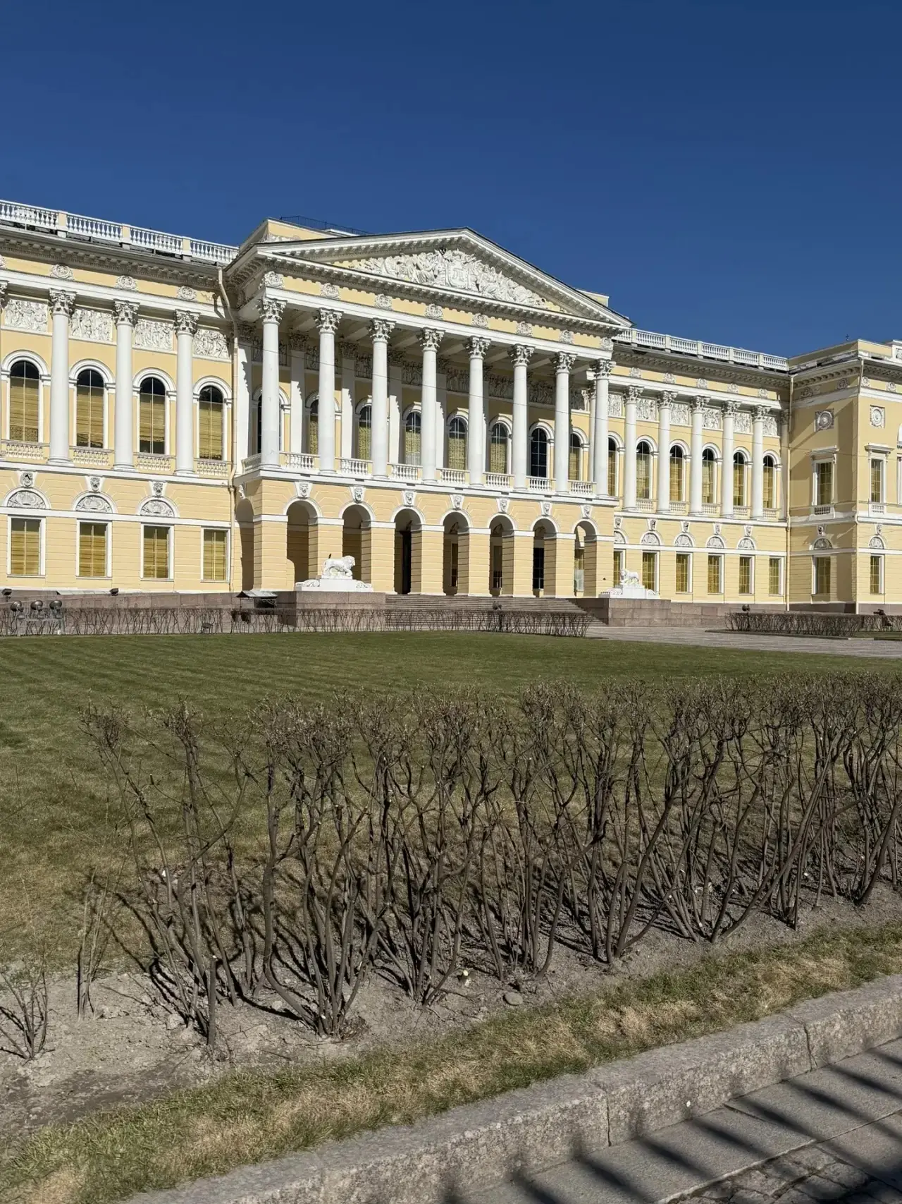 НАШИ ПЕРВОКЛАССНИКИ В РУССКОМ МУЗЕЕ 🏛️  📣Весенние каникулы ученики  1 «Б» класса провели с пользой и