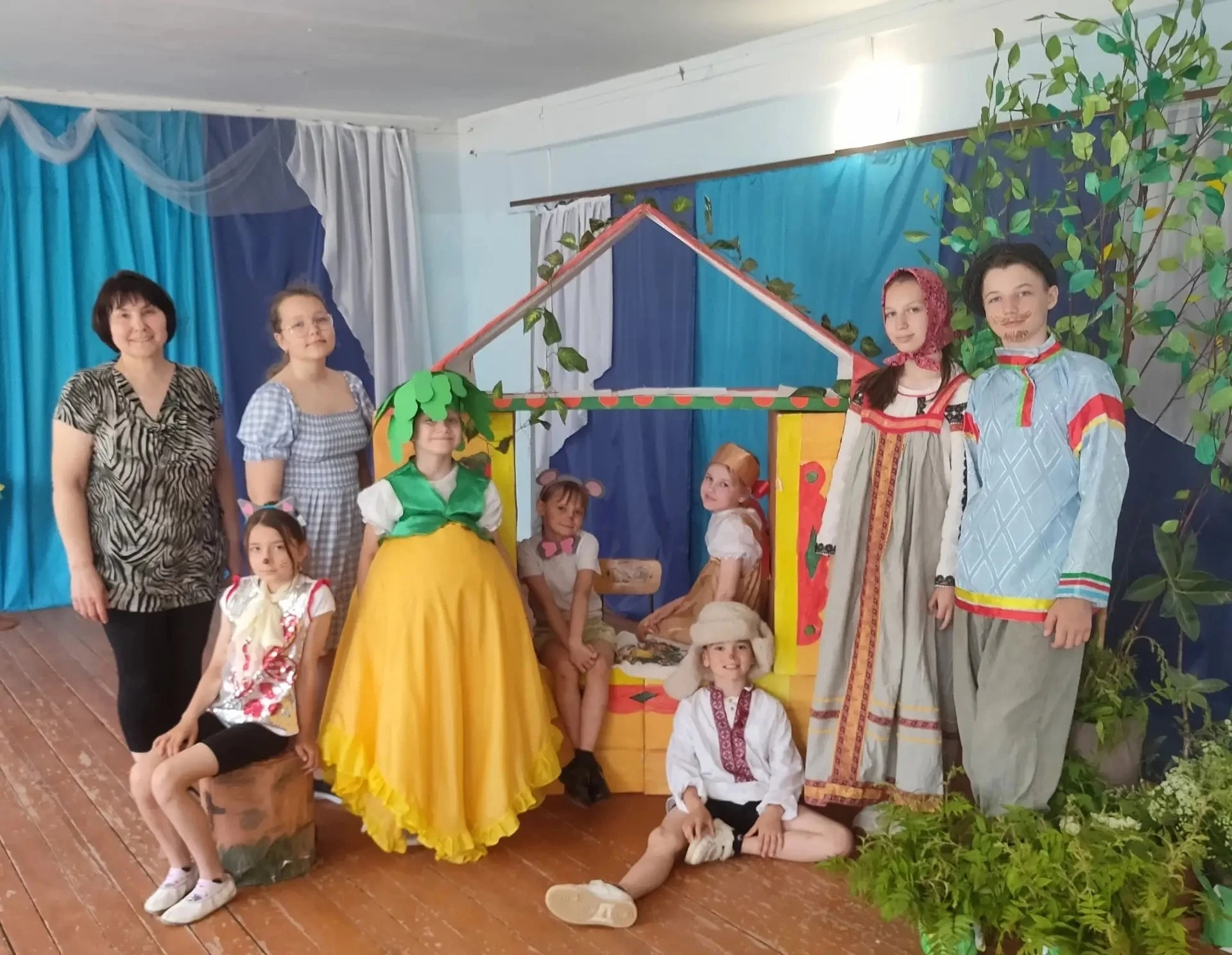 Ребята, под руководством Кузьминой Ирины Яковлевны, показали яркую постановку по мотивам русской нар
