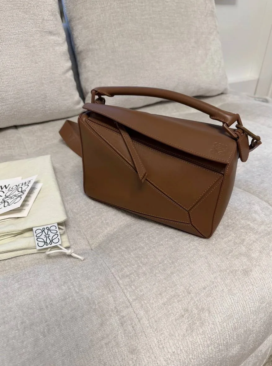 Сумочка Loewe Puzzle 🤎

Бренд: Loewe
Комплект: Пыльник 
Состояние: новое, не носилась  

Стоимость: