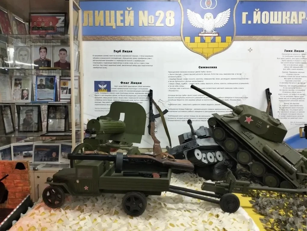 🔥 В преддверии Дня Победы 9 мая в фойе лицея оформлена выставка макетов военной техники!  🏆 Главная 