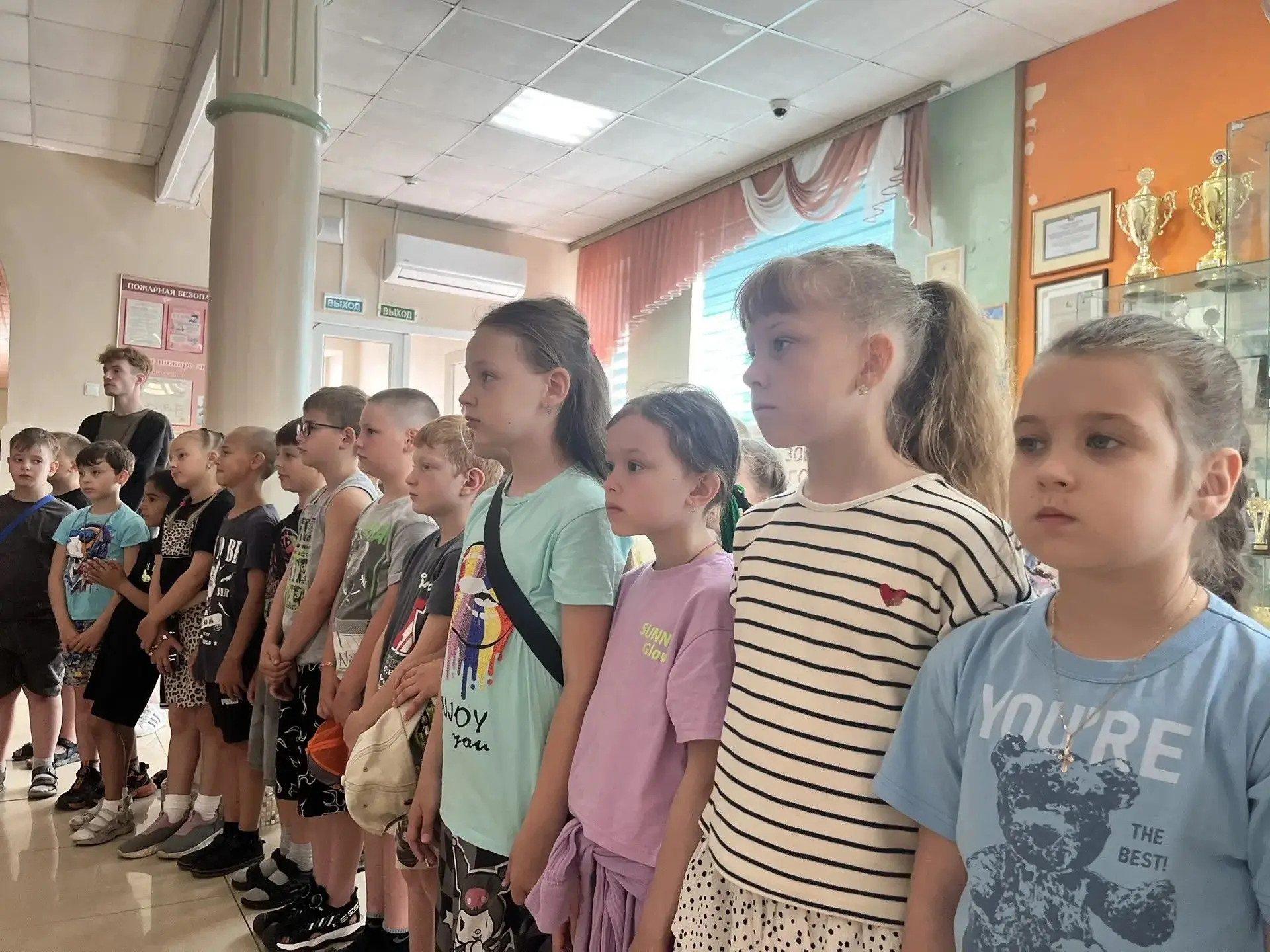 Сегодня в нашей школе прошла линейка ко Дню памяти и скорби🥀Дети начальных классов посмотрели видео