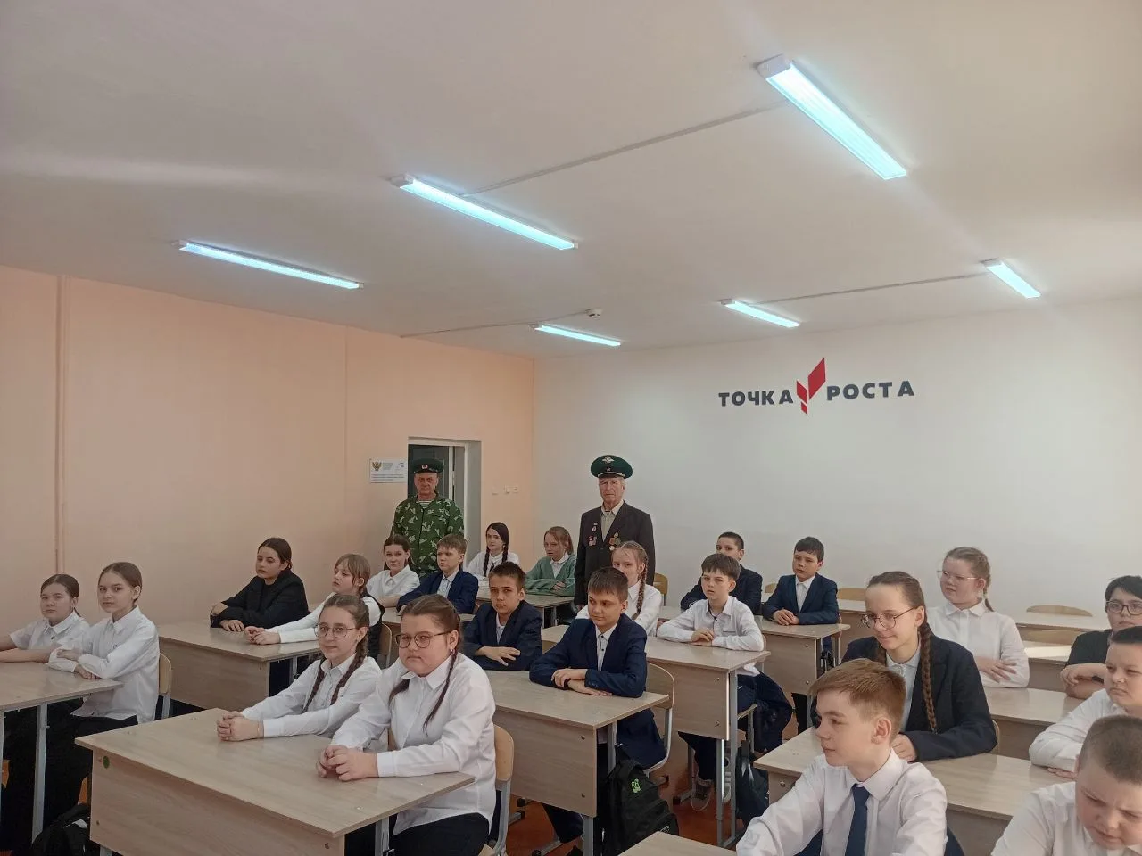 🇷🇺 Крым и Россия: встреча поколений в рамках проекта «Твой Герой» Сегодня для учеников 5-го класса п