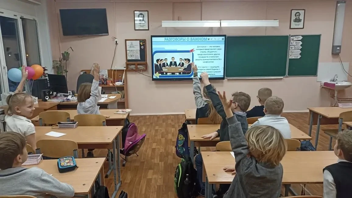🗓️ 9 февраля в МОБУ «СОШ «Янинский ЦО» на занятиях «Разговоры о важном» обсудили тему «Слушать, слыш