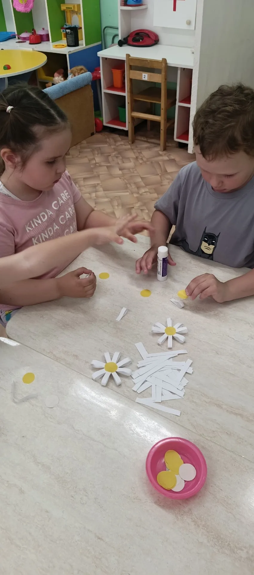 «Белая ромашка на зеленой ножке. С белым ободочком желтые сердечки… Сколько на лугу их,...